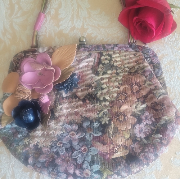 2000'sMoschino Floral Tapestry Shoulder Bag with Floral Appliques. Made In Italy - Picture 6 of 15